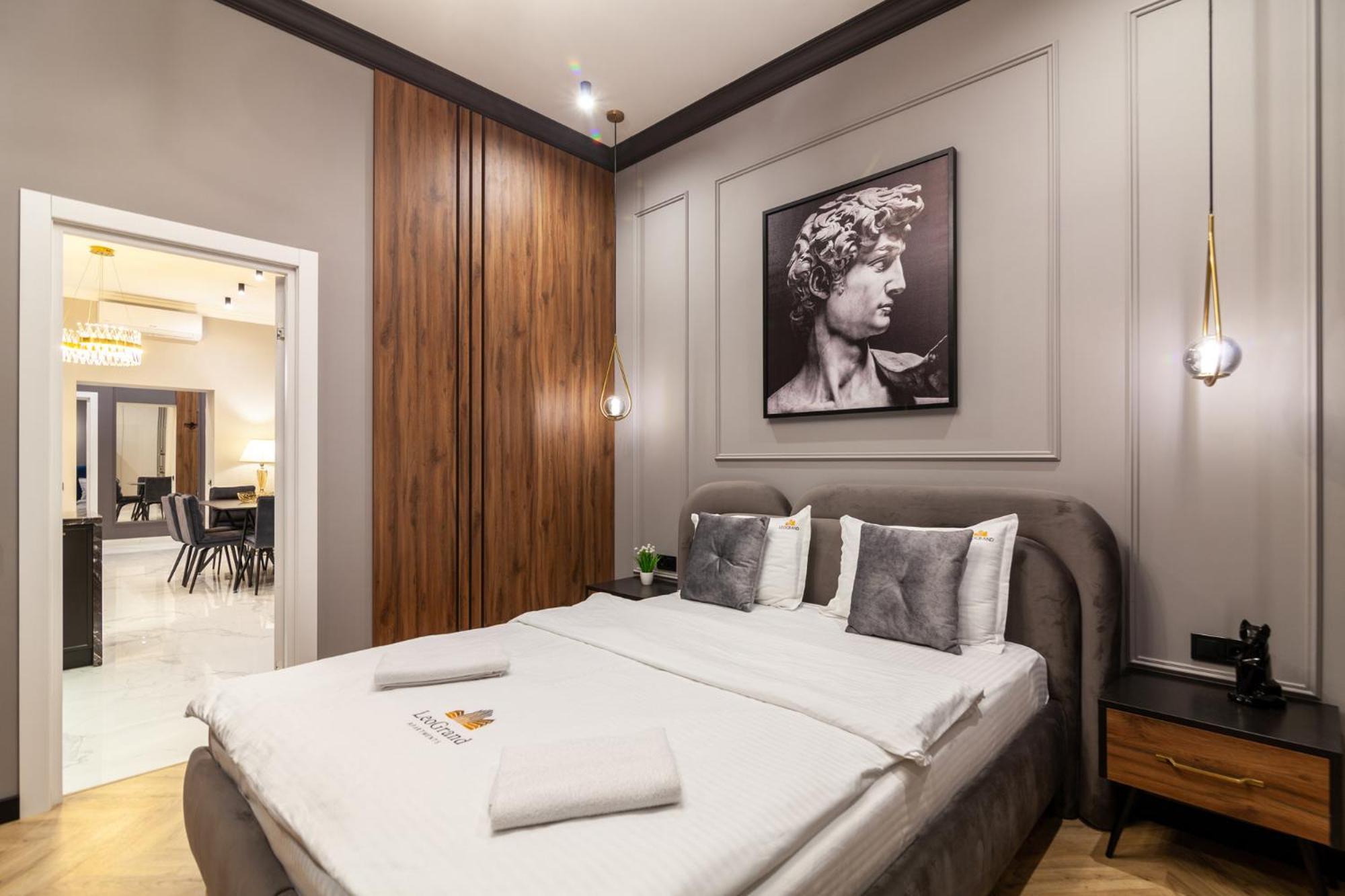 Apartament Leogrand Vip On Svobody Avenue 43 Lwów Zewnętrze zdjęcie