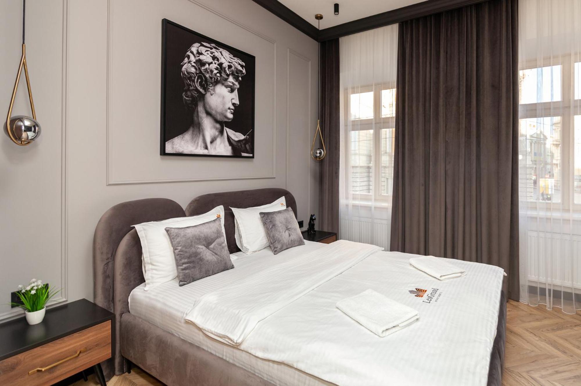 Apartament Leogrand Vip On Svobody Avenue 43 Lwów Zewnętrze zdjęcie